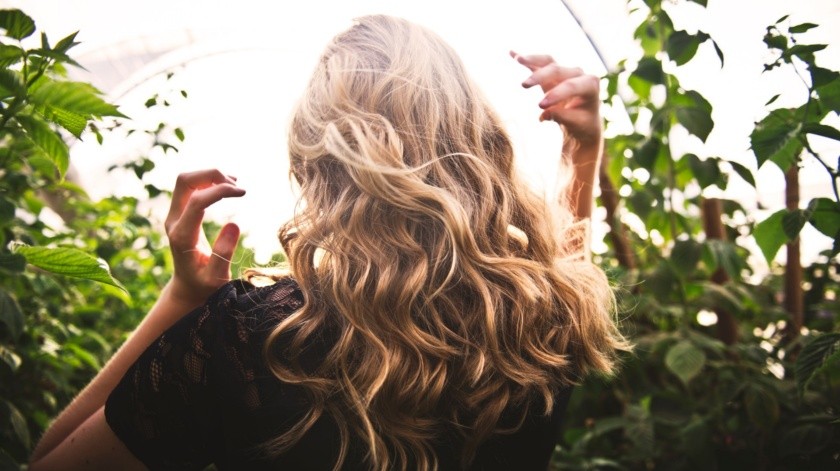 Hacer algunos cambios en tu estilo de vida pueden ayudar a mejorar la caída del cabello.(Unsplash)
