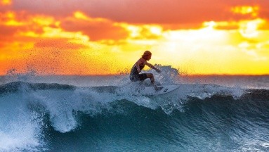 Surf, un deporte que eleva tu adrenalina y trae grandes beneficios para tu salud