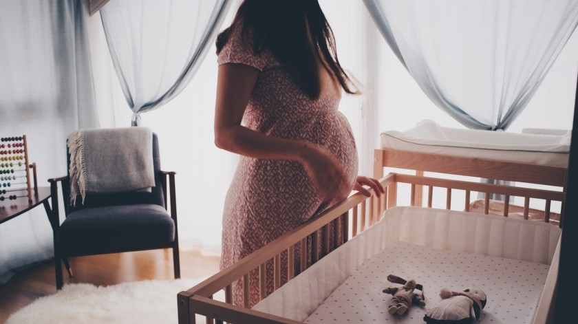 Las mujeres embarazadas que sufren de migraña tendrían mayor riesgo de complicaciones obstétricas.(Unsplash)