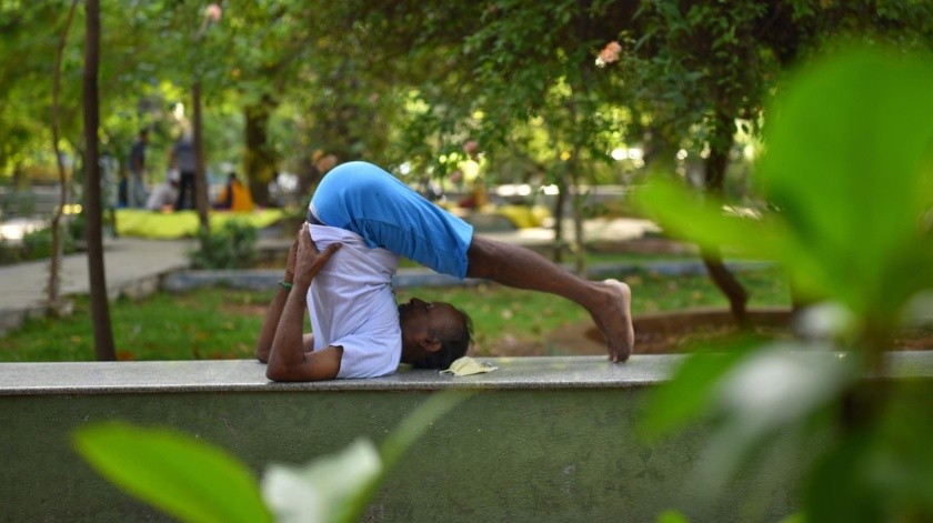 En distintas partes de la India celebran el Día Internacional del Yoga.(EFE)