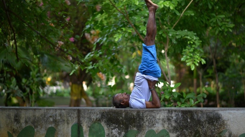 Hombres y mujeres de la India celebran el Día Internacional del Yoga.(EFE)