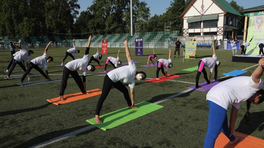 Practicar yoga puede ayudar a mejorar algunas afecciones de salud.(EFE)