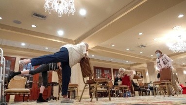 El yoga no tiene edad: A sus 95 años  June Blank sigue dando clases y lo disfruta