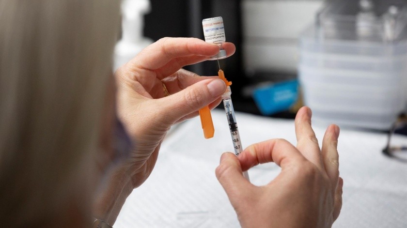 La vacuna anticovid de Pfizer es la primera que se autoriza en México en mayores de 12 años.(EFE)