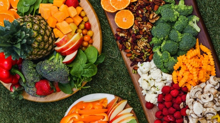 Una dieta equilibrada, rica en frutas y verduras, ayudaría a controlar los niveles de estrés.(Unsplash)