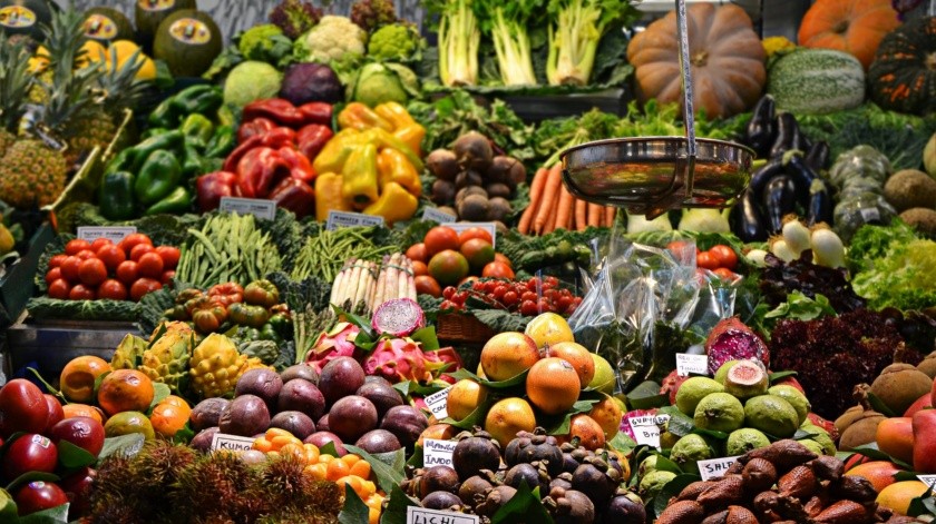 Consumir las frutas y verduras de la temporada es una buena forma de comenzar a comer más saludable.(Unsplash)