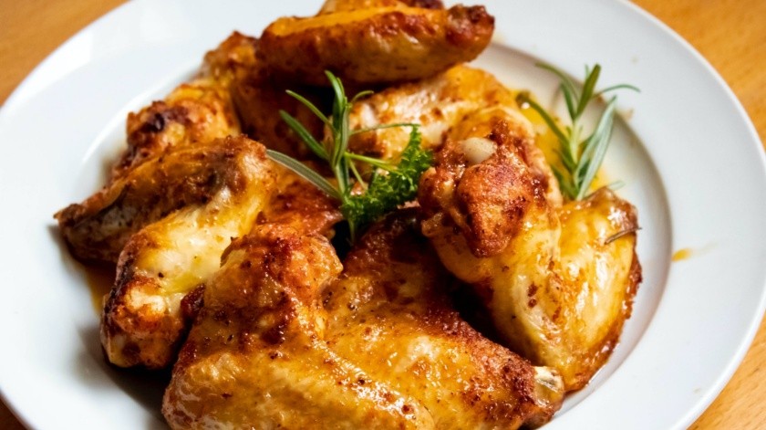 Comer el pollo con piel o sin ella es un tema que aún causa controversia.(Pexels)