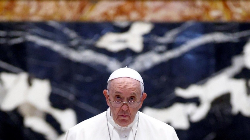 El papa Francisco permanecerá en el hospital durante unos días luego de someterse a una cirugía por un problema en el colon.(EFE)