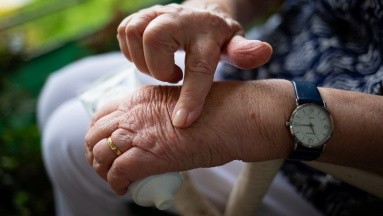 Artritis: ¿Es mejor utilizar el frío o el calor para aliviar el dolor e inflamación?