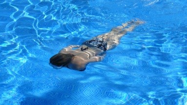 Tus ojos pueden sufrir daños si al nadar en una piscina te gusta abrirlos bajo el agua