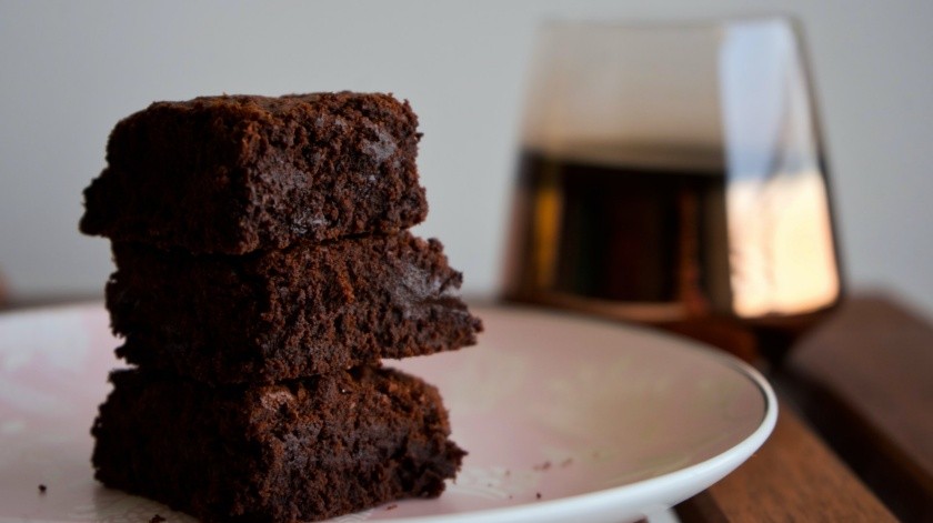 Preparar brownies en el microondas es una opción fácil y rápida para disfrutar de un postre.(Unsplash)