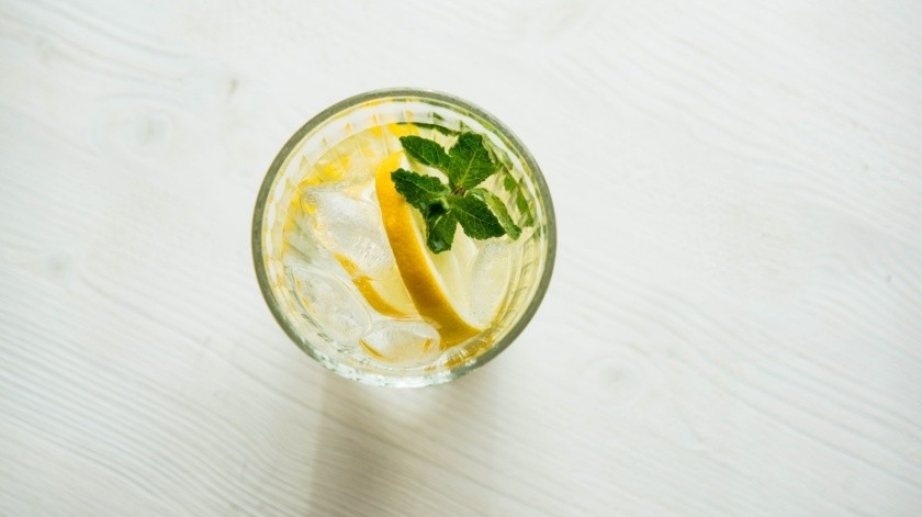Disfruta de un agua de limón con chía mientras te mantienes hidratado.(Pexels)