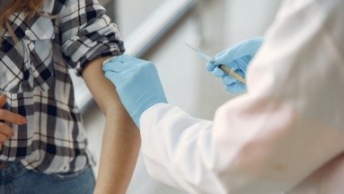La vacuna contra gripe protegería de algunos efectos graves del Covid-19: Estudio