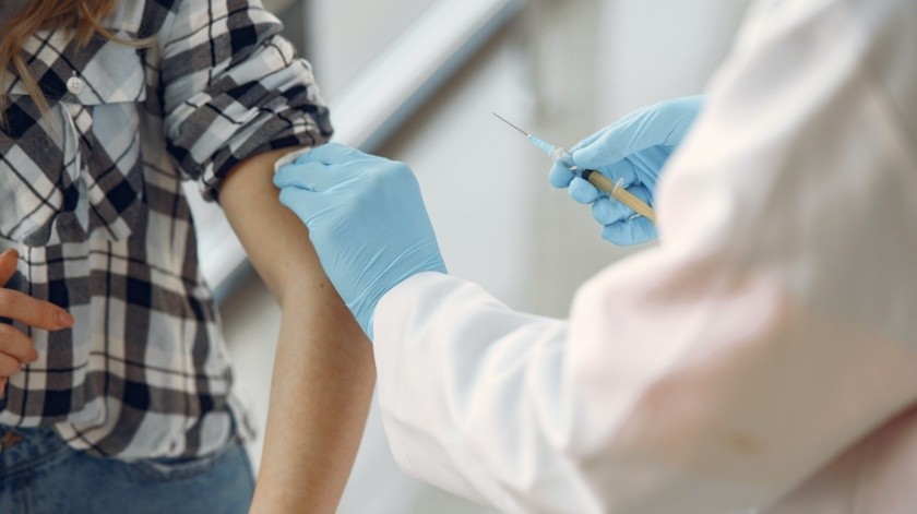 Aunque desconocen la razón, especialistas han sugerido que estar vacunado contra la gripe brindaría protección ante los efectos graves del Covid-19.(Pexels)