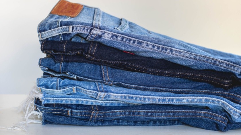 Los jeans o pantalones de mezclilla no deberían lavarse tan seguido.(Unsplash)