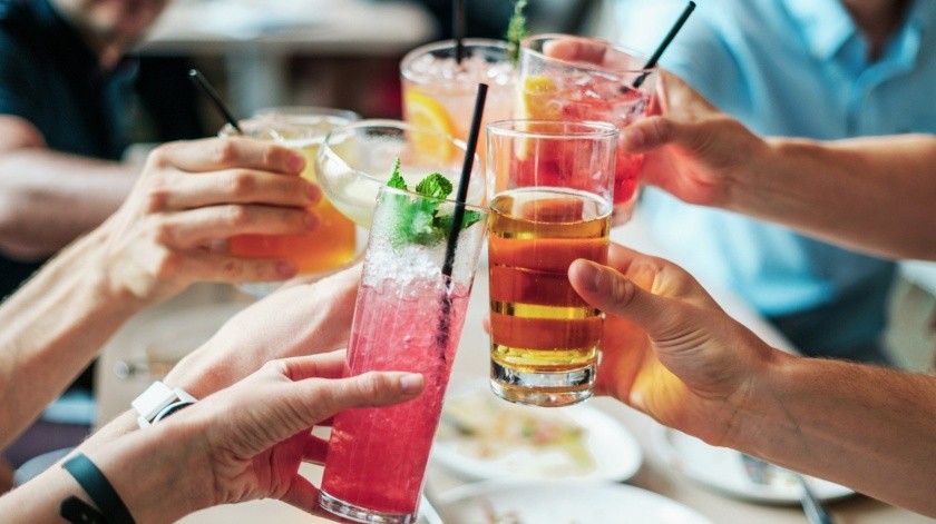 Detallan que el alcohol reduce la liberación de la hormona vasopresina, que mantiene equilibrados los fluidos corporales.(Pixabay.)