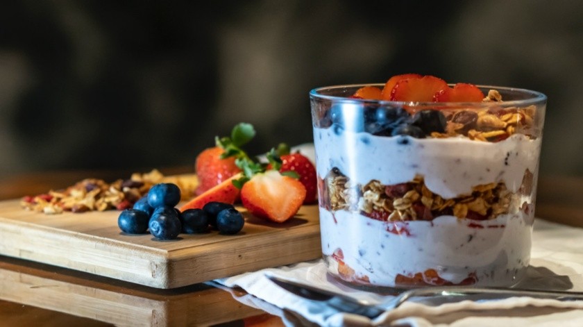 El yogur ayuda a desarrollar bacterias buenas para el intestino.(Unsplash)