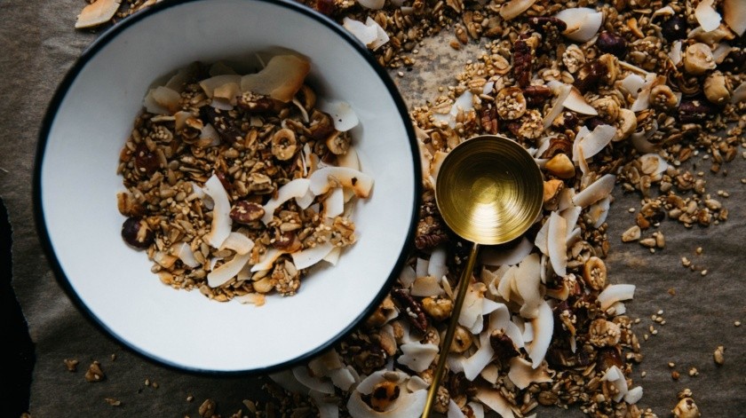 Los cereales, como la avena, aportan nutrientes que el colon necesita para mantener su salud.(Unsplash)