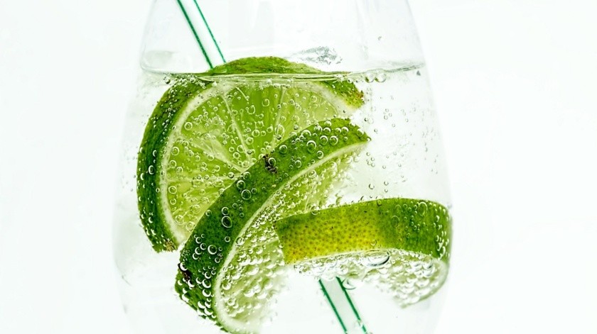 El limón puedes tomarlo como una  bebida fría o caliente como en preparación de té.(Pixabay.)