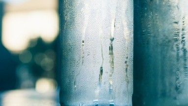 Falso que beber agua helada sea malo para la salud