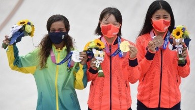 Momiji Nishiya y Rayssa Leal, de 13 años, ganan oro y plata en skate femenino