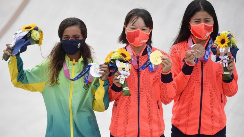 El oro y la plata en skate femenino se lo ganaron Momiji y Rayssa, ambas de 13 años.(EFE)
