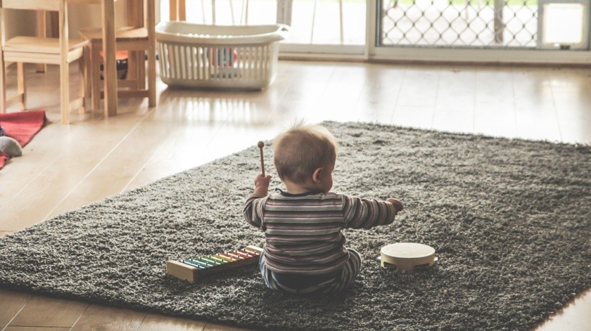 Al bebé hay que mantenerlo supervisado sobre todo cuando se encuentra en casa y está gateando o caminando.(Pixabay.)
