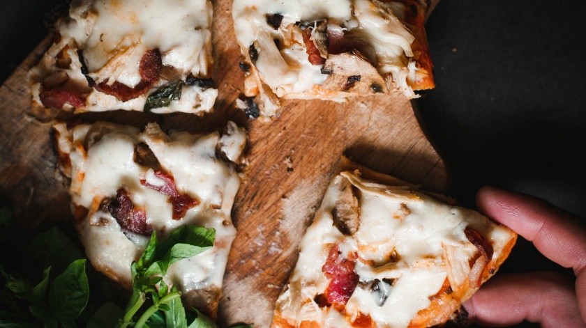La coliflor ha ganado popularidad para preparar deliciosas pizzas de una manera más saludable.(Pexels)