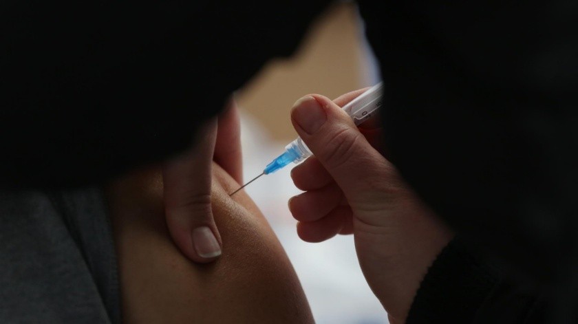 Especialistas estudian la combinación de vacunas contra el Covid-19.(EFE)