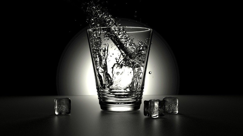 El agua te ayuda a mantener buenos niveles de hidratación en tu cuerpo.(Pixabay.)