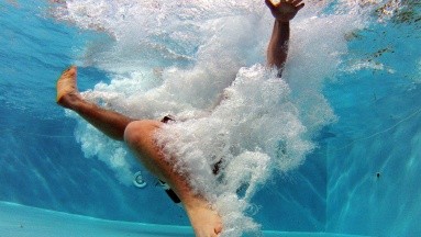 Si tu piel está por 12 horas sumergida en agua puede tener daño a largo plazo