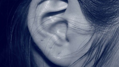 Limpiar los oídos con hisopos puede causar perforación del tímpano, según expertos