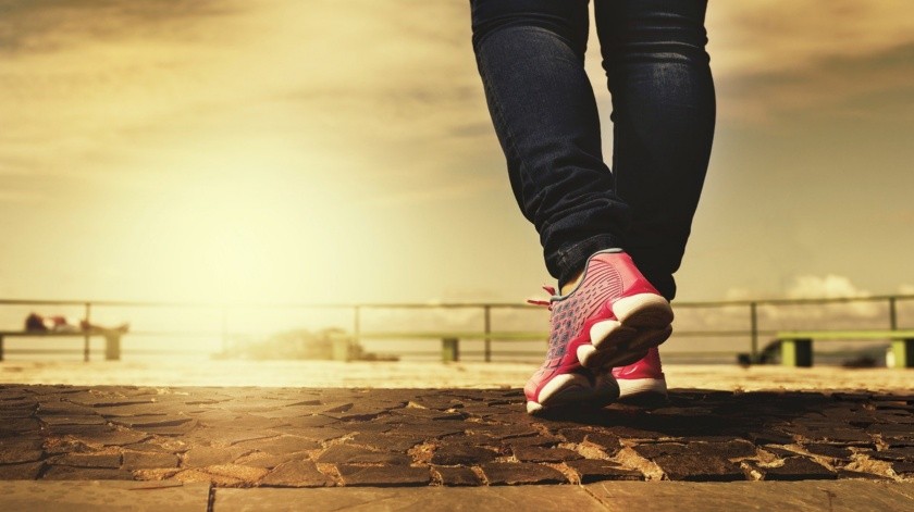 Caminar aceleradamente te ayuda a mantener un cuerpo saludable.(Pixabay.)