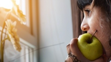 Comer más frutas y verduras ayudaría a dormir mejor a adultos jóvenes