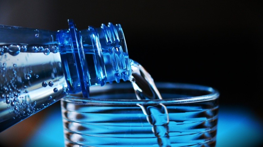 Debe tomarse al menos dos litros de agua al día.(Pixabay.)
