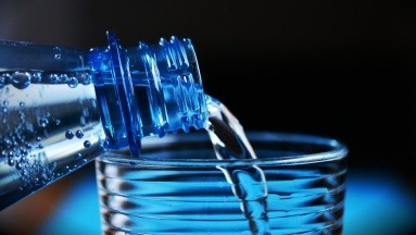 Consumir menos agua puede afectar tu concentración y otros problemas de salud