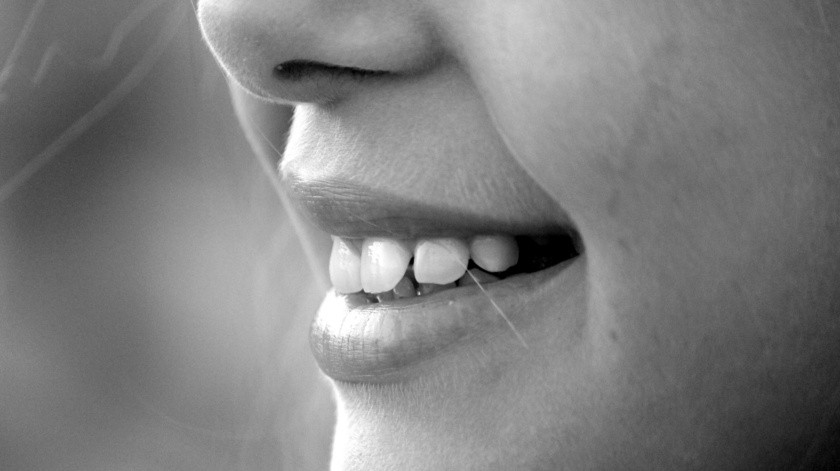 Los dientes son la parte más dura del cuerpo pero por eso deben cuidarse de prácticas agresivas.(Pixabay.)