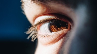 Covid-19: Recomiendan evitar tocar o frotar los ojos para prevenir contagios