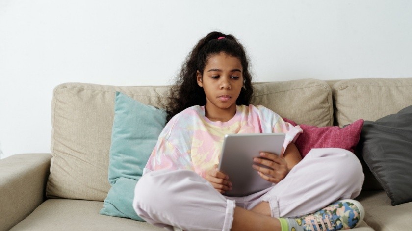 Pasar demasiado tiempo en pantalla puede afectar la salud física y emocional de los niños.(Pexels)