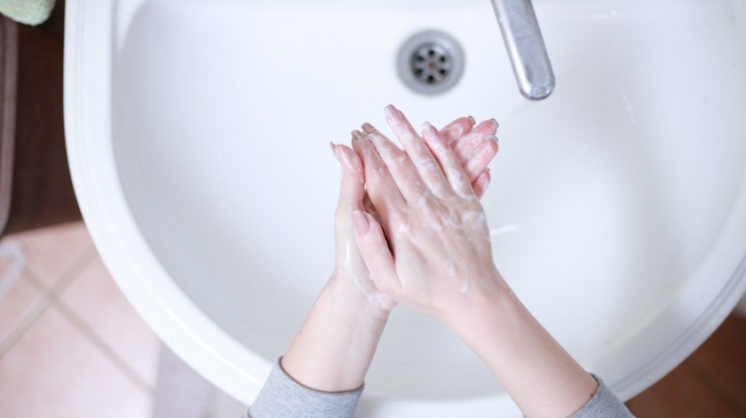 Lavarse las manos durante 20 segundos te ayuda a eliminar bacterias sobre todo en medio de la pandemia.(Pixabay.)
