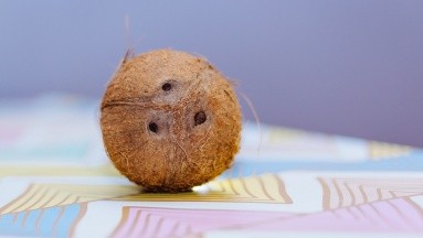Agua de coco podría prevenir los cálculos renales