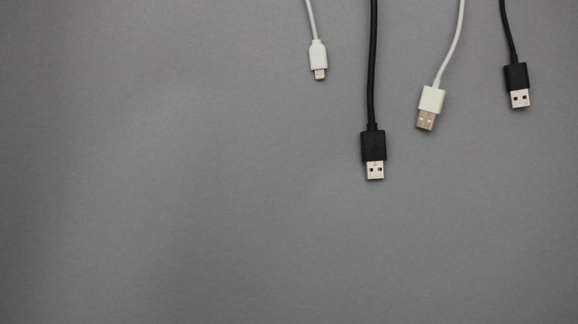 El adolescente introdujo un cable USB por sus genitales.(Unsplash)