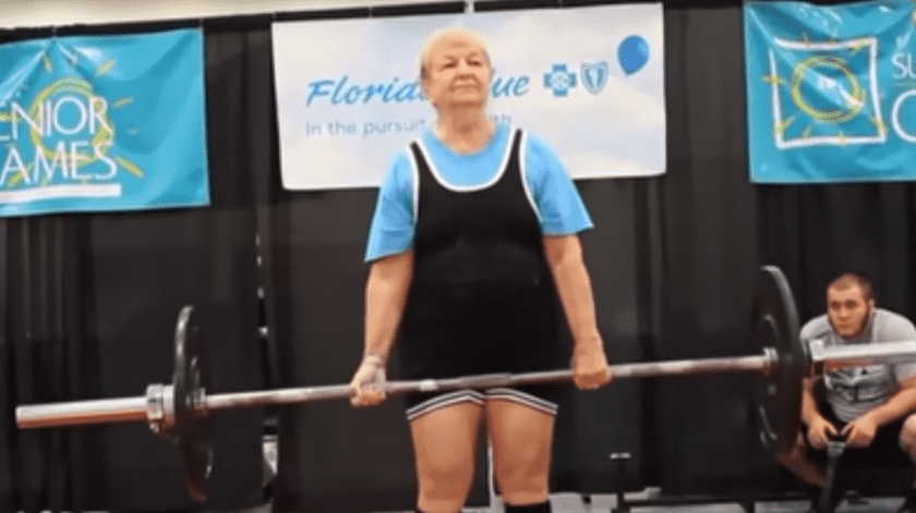 La mujer comenzó a competir en levantamiento de pesas y ha ganado premios.(Captura video Youtube Guinness World Records)