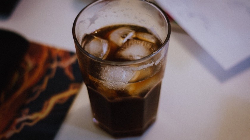 Los médicos afirmaron que el hombre murió tras beber rápidamente 1.5 litros de Coca-Cola.(Unsplash)