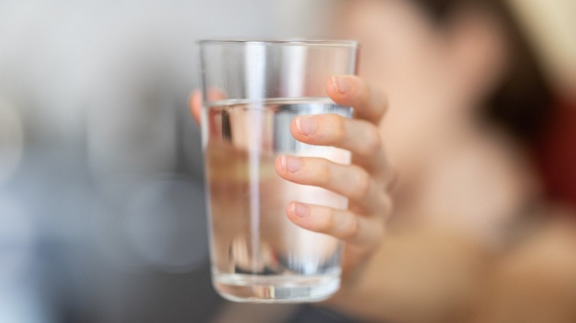 Tomar más agua ayuda al correcto funcionamiento del organismo.(Unsplash)