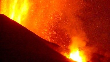 Problemas en pulmones y ojos, en Las Palmas alertan a residentes por efectos del volcán