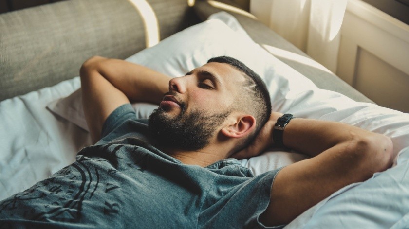Es común que en ocasiones se presenten la sensación de caída o que tiemblas al quedarte dormidol(Unsplash)