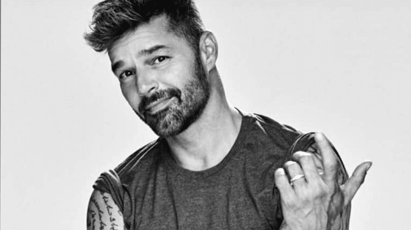 El cantante Ricky Martin sorprendió al lucir irreconocible en una entrevista.(Cortesía)