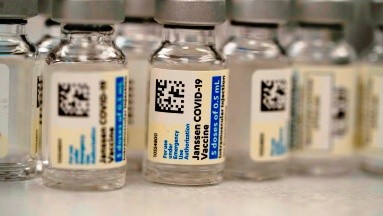 Johnson & Johnson busca autorización para aplicar vacuna de refuerzo