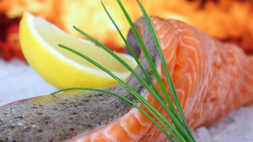 El salmón te aporta muchos nutrientes a tu cuerpo sobre todo para tu cerebro y corazón.(Pixabay.)